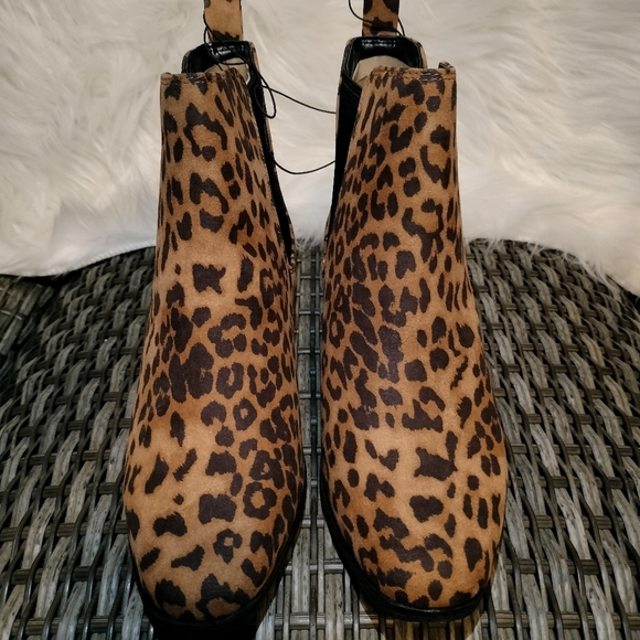 A New Day Ellie Chelsea Leopard Print Ankle Boot Sizes 7w and 8w - Picture 3 of 5